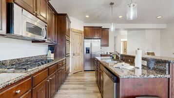 ثلاجة، ميكروويف، فرن، موقد طهي مسطح