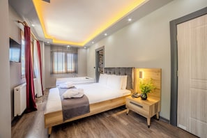 Signature Suite | Premium bedding, minibar, soundproofing, free cribs/infant beds