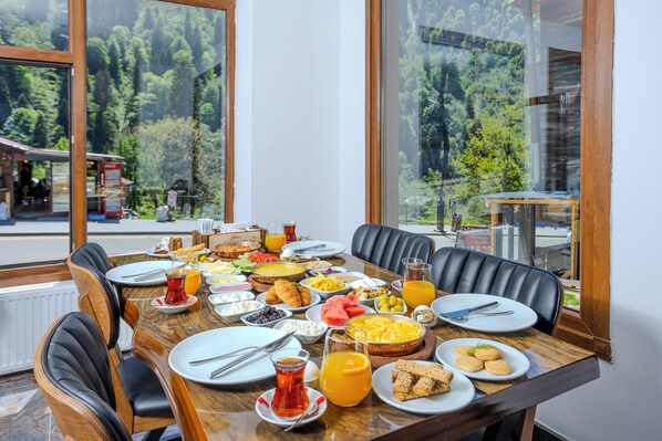 Free daily buffet breakfast