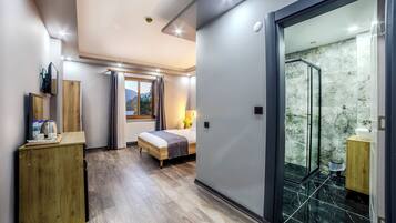 Chambre Triple Confort | Literie de qualité supérieure, minibar, chambres insonorisées