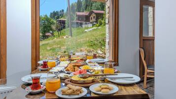 بوفيه فطور مجانًا يوميًا