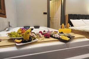 Signature Süit | Kaliteli yatak takımı, minibar, ses yalıtımı 