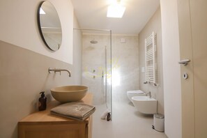 Douche, sĂšche-cheveux, bidet, serviettes fournies
