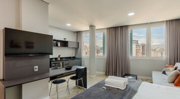 Tabla de planchar con plancha, wifi gratis y ropa de cama 