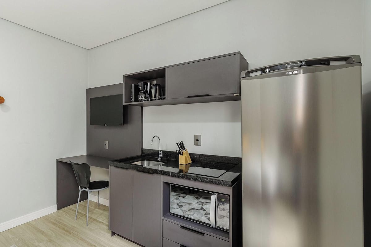 Basic Apartment | Private kitchen | Microwave, cookware/dishes/utensils