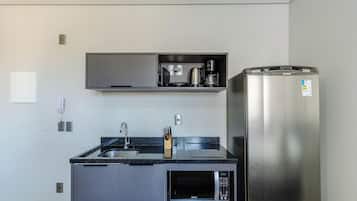 Basic Studio | Private kitchen | Microwave, cookware/dishes/utensils