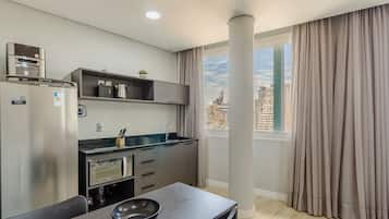 Basic Studio | Private kitchen | Microwave, cookware/dishes/utensils