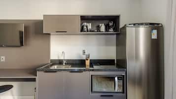 Basic Apartment | Private kitchen | Microwave, cookware/dishes/utensils