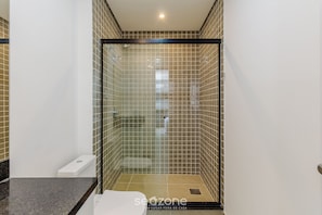 Basic Apartment | Bathroom