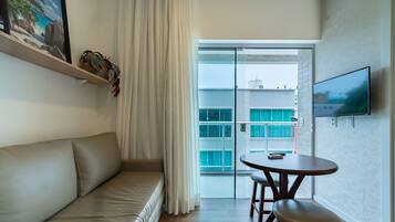Basic Studio | Living area | TV