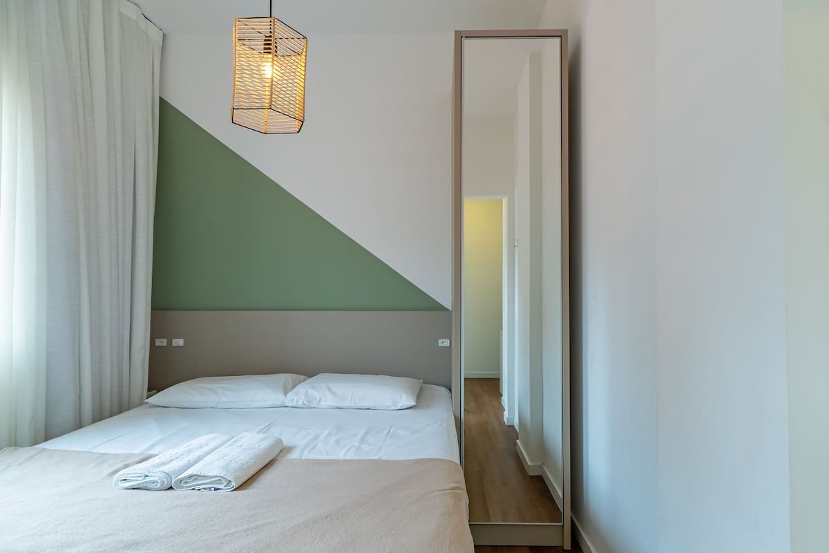 Estudio básico | 1 habitación, tabla de planchar con plancha, wifi gratis y ropa de cama
