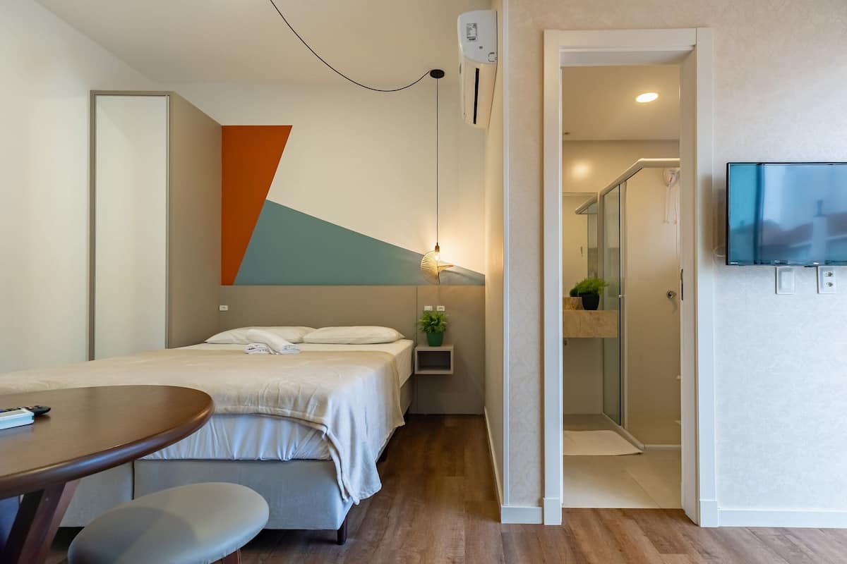 Estudio básico | 1 habitación, tabla de planchar con plancha, wifi gratis y ropa de cama