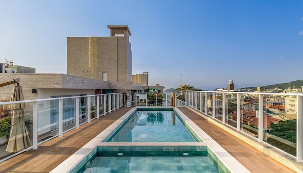 Outdoor pool - VEC Lindos Studios (Bombinhas)