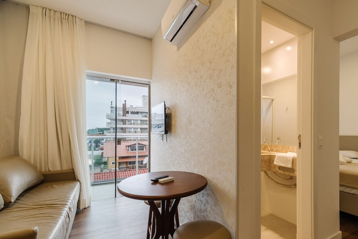 Estudio básico | 1 habitación, tabla de planchar con plancha, wifi gratis y ropa de cama