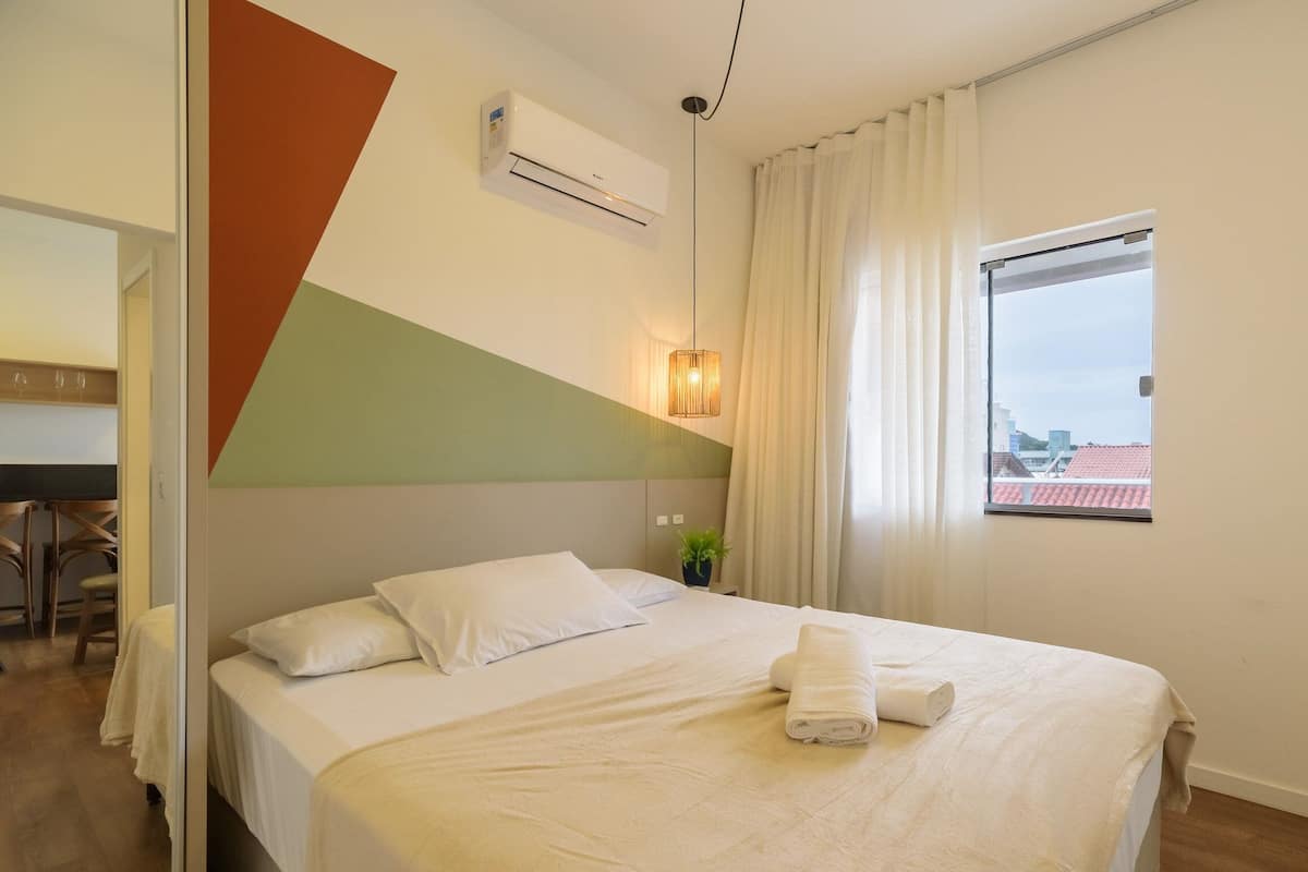 Estudio básico | 1 habitación, tabla de planchar con plancha, wifi gratis y ropa de cama