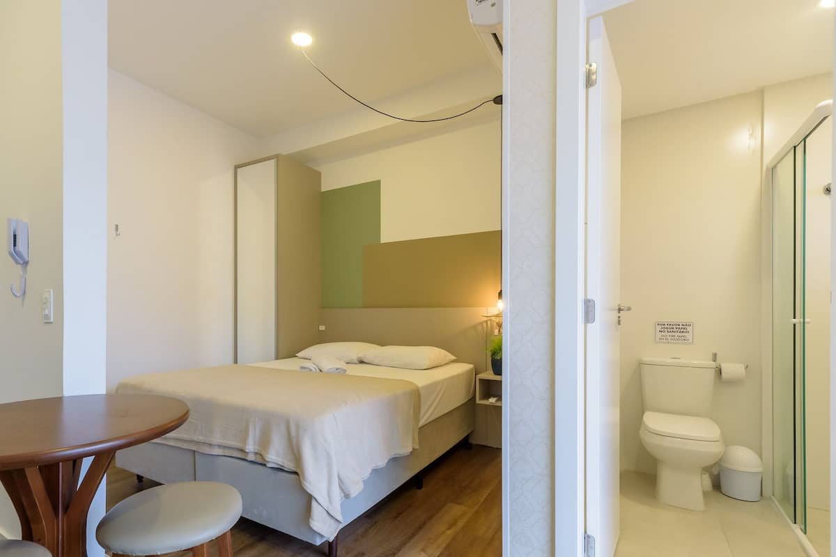 Estudio básico | 1 habitación, tabla de planchar con plancha, wifi gratis y ropa de cama