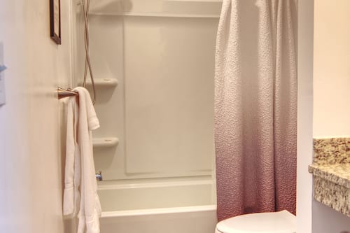 Deluxe Studio, 1 Queen Bed | Bathroom | Hair dryer, towels, soap, shampoo
