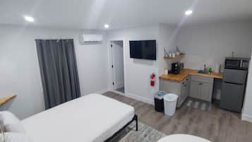 Tabla de planchar con plancha, wifi gratis y ropa de cama