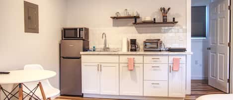 Deluxe Studio, 1 Queen Bed | Iron/ironing board, free WiFi, bed sheets