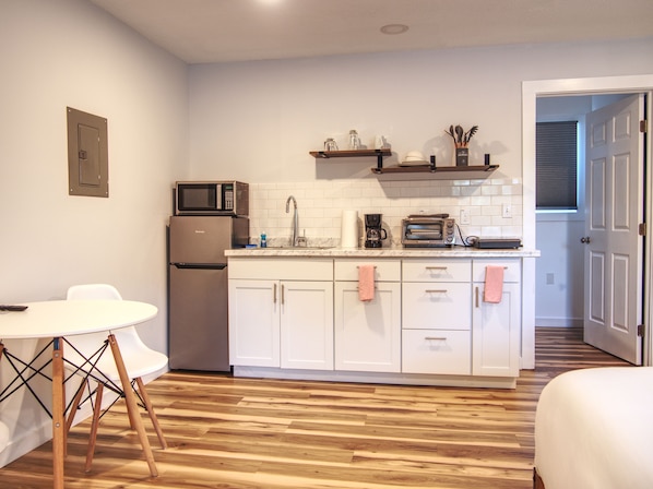 Deluxe Studio, 1 Queen Bed | Iron/ironing board, free WiFi, bed sheets - Vermont Suites (South Burlington)