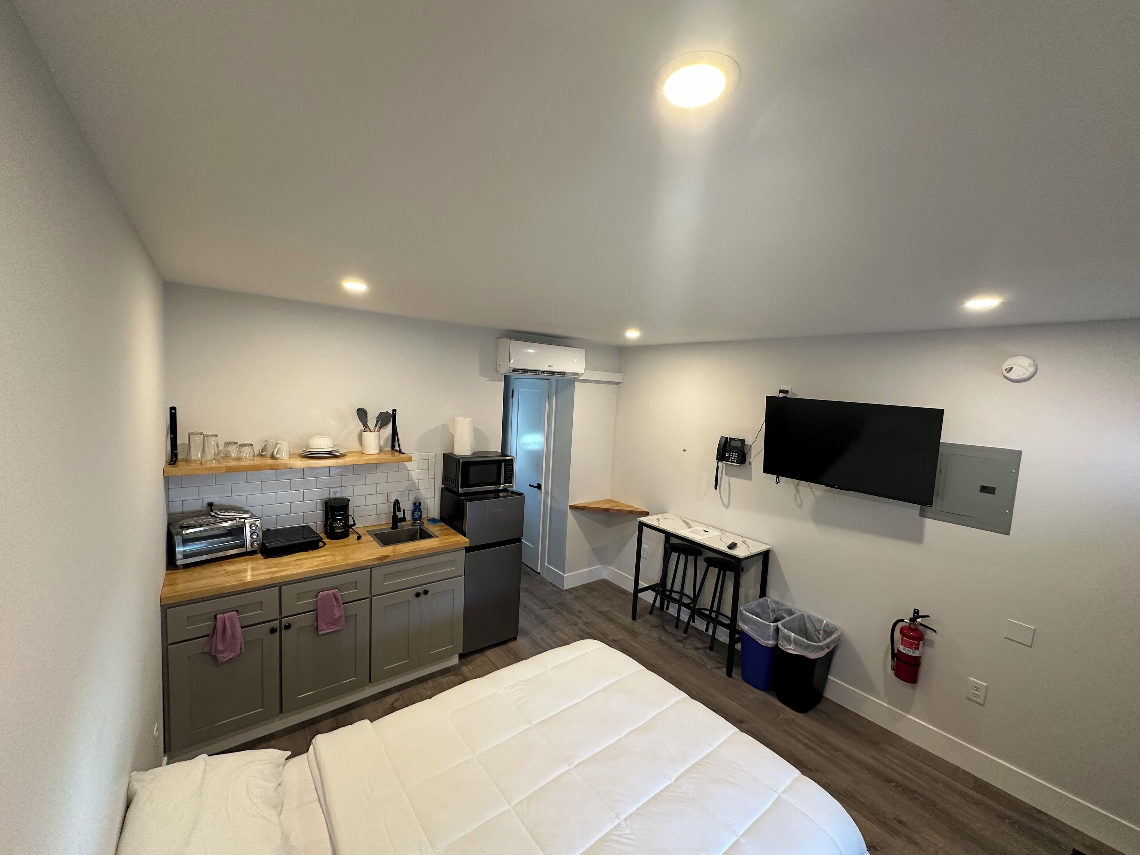 City Studio, 1 Double Bed | Living area | 46-inch LCD TV with digital channels, Netflix, Hulu