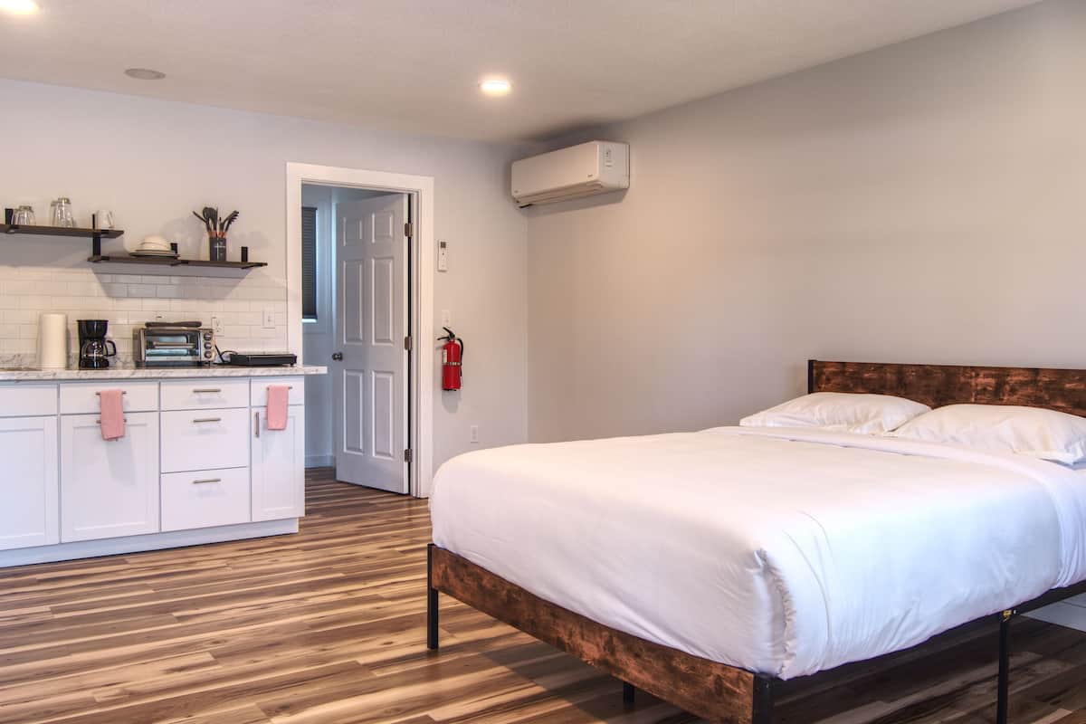 Iron/ironing board, free WiFi, bed sheets
