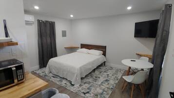 Tabla de planchar con plancha, wifi gratis y ropa de cama