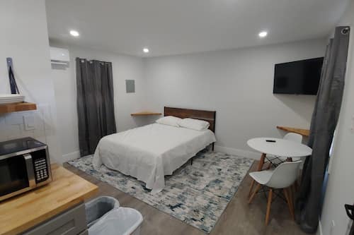 Comfort Studio, 1 Queen Bed | Iron/ironing board, free WiFi, bed sheets