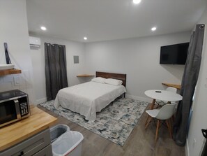 Studio tiện nghi đơn giản, 1 giường cỡ queen | Bàn   ủi/dụng cụ ủi quần áo, truy cập Internet không dây miễn phí 