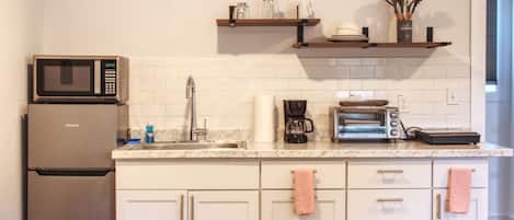 Deluxe Studio, 1 Queen Bed | Private kitchen | Fridge, microwave, oven, stovetop