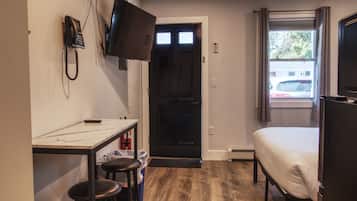 Deluxe Studio Suite | Iron/ironing board, free WiFi, bed sheets