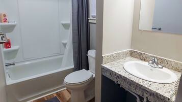 Deluxe Studio, 1 Queen Bed | Bathroom | Hair dryer, towels, soap, shampoo
