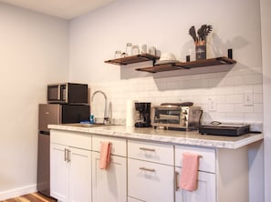 Deluxe Studio, 1 Queen Bed | Private kitchen | Fridge, microwave, oven, stovetop - Vermont Suites (South Burlington)