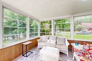 TV, fireplace, DVD player, books - Gorgeous lakefront home with dock, sandy beach area, fireplace, huge deck & WIFI (Minocqua)