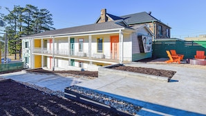 Exterior - Mid-Century Themed Hotel Room in Fayetteville, AR - The Clementine on College #1 (Fayetteville)