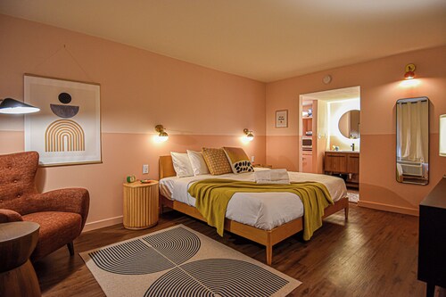 Mid-Century Themed Hotel Room in Fayetteville, AR - The Clementine on College #1