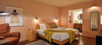 Mid-Century Themed Hotel Room in Fayetteville, AR - The Clementine on College #1