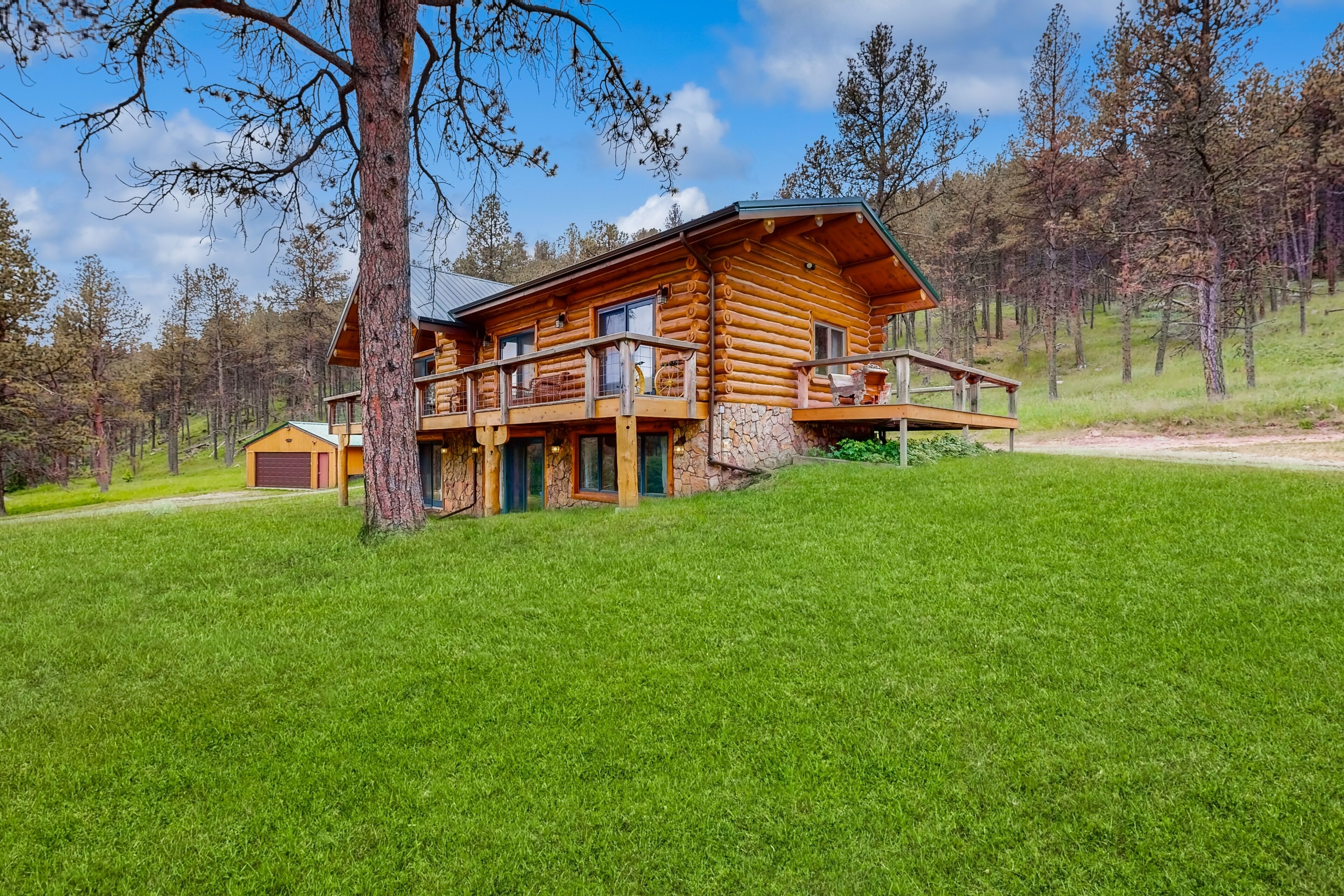 Charming cabin w/ stunning views, secluded, private washer/dryer