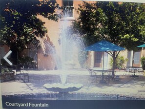 Outdoor dining - Cozy 1-bedroom condo in Historic District of Charleston, sleeps 4 (Charleston)