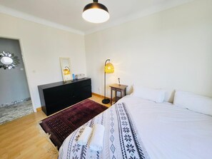 2 quartos, escrivaninha, ferros/tábuas de passar roupa