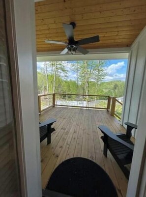 Terrace/patio - Delightful 4-bedroom cabin in Whittier (Whittier)