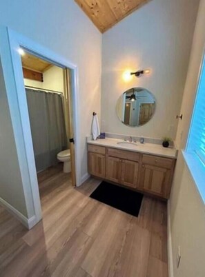 Hair dryer, towels, soap, toilet paper - Cabin Duplex, 2B Peacock Reserve (Whittier)