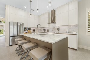 Fridge, microwave, oven, stovetop - Villa Del Mare Beach 4 Ensuite Retreat + Heated Pool – Special Offer! (Naples)