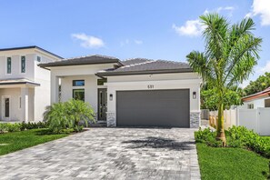 Exterior - Villa Del Mare Beach 4 Ensuite Retreat + Heated Pool – Special Offer! (Naples)