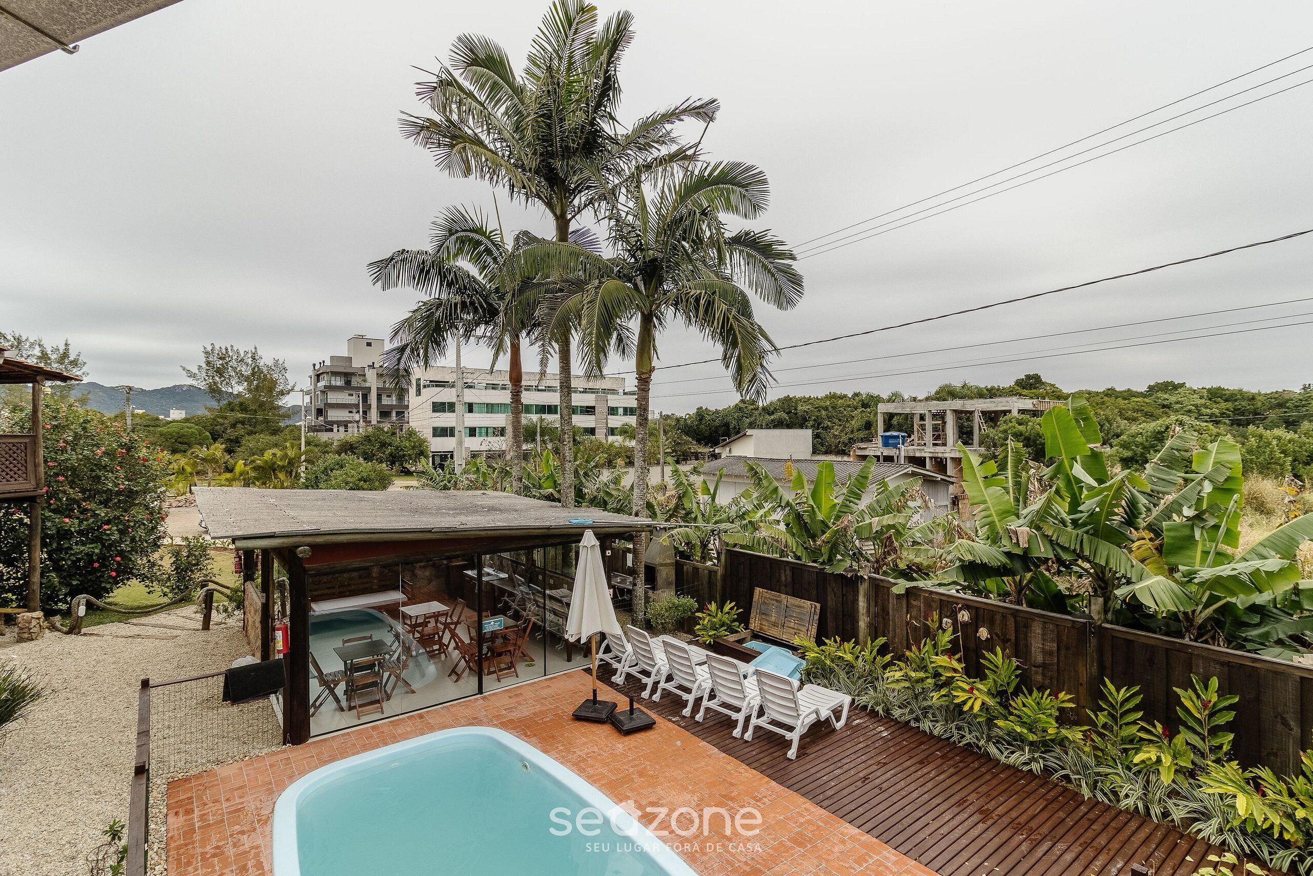 Apartamento básico | Piscina | Piscina externa, guarda-sóis, espreguiçadeiras