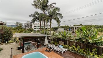 Apartamento básico | Piscina | Piscina externa, guarda-sóis, espreguiçadeiras