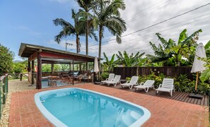 Basic Apartment | Pool | Outdoor pool, pool umbrellas, sun loungers - VLE Lindo condomínio em meio à natureza (Bombinhas)