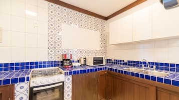 Basic Apartment | Private kitchen | Cookware/dishes/utensils