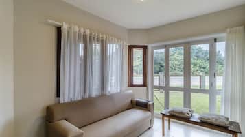Basic Apartment | Living area
