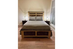 2 bedrooms - Hilltop Cabin, 3 Peacock Reserve (Whittier)